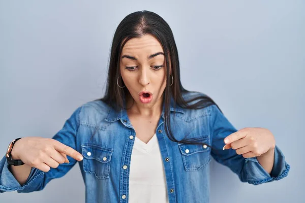 Hispanic Woman Standing Blue Background Pointing Fingers Showing Advertisement Surprised — Stock Photo, Image