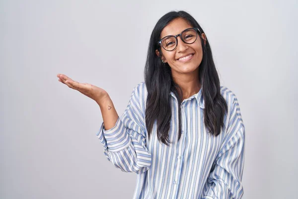 Young Hispanic Woman Wearing Glasses Smiling Cheerful Presenting Pointing Palm — Stock Photo, Image