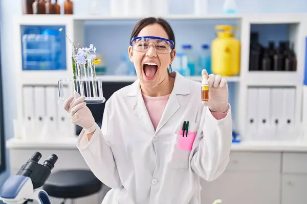 Νεαρή Μελαχρινή Γυναίκα Που Εργάζονται Εργαστήριο Επιστήμονας Γιορτάζει Τρελό Και — Φωτογραφία Αρχείου