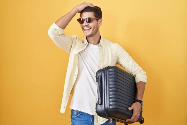 가방을 방학을 스페인 남자는 머리를 만지고 매력적 패션적으로 보이는 자신감 — 스톡 사진