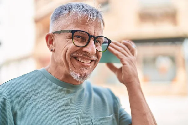 Middelbare Leeftijd Grijsharige Man Lachend Vol Vertrouwen Luisterend Audiobericht Door — Stockfoto