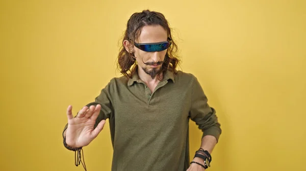 Spanyol Genç Adam Sanal Gerçeklik Gözlüğü Kullanarak Video Oyunu Oynuyor — Stok fotoğraf
