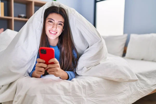 Joven Mujer Hispana Hermosa Usando Teléfono Inteligente Acostado Cama Dormitorio —  Fotos de Stock