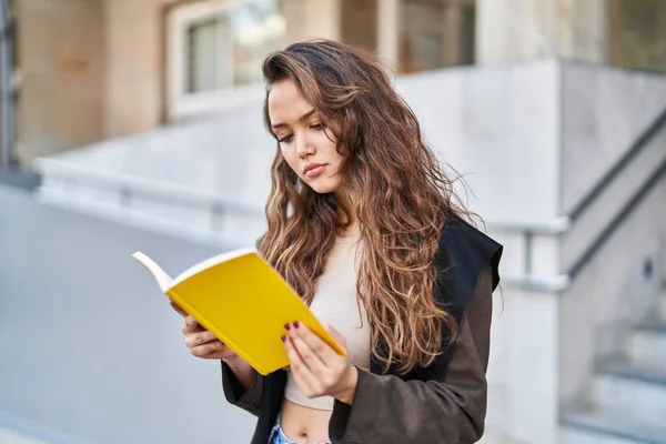 Νεαρή Όμορφη Ισπανόφωνη Γυναίκα Διαβάζει Βιβλίο Στο Δρόμο — Φωτογραφία Αρχείου