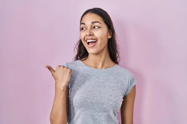 Jovem Brasileira Vestindo Camiseta Casual Sobre Fundo Rosa Sorrindo Com — Fotografia de Stock