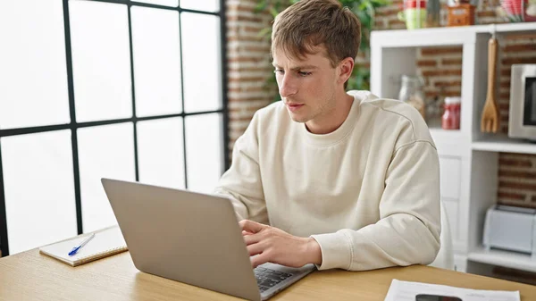 Młody Biały Człowiek Pomocą Laptop Siedzi Stole Jadalnia — Zdjęcie stockowe