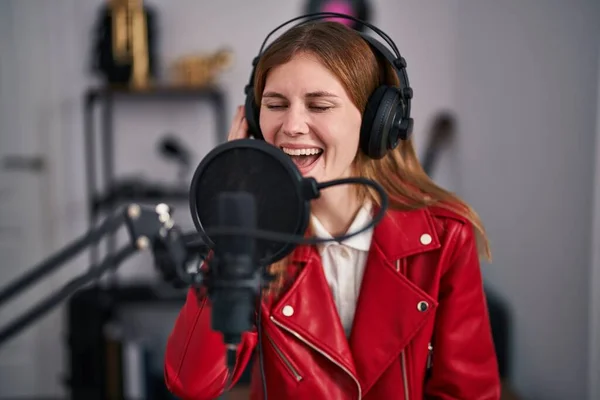 Jong Blond Vrouw Muzikant Glimlachen Zelfverzekerd Zingen Lied Muziek Studio — Stockfoto