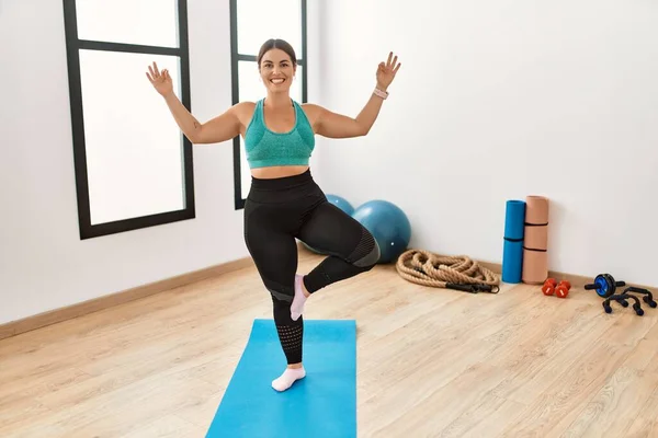 Genç Güzel Spanyol Kadın Gülümsüyor Spor Merkezinde Yoga Eğitimi Alıyor — Stok fotoğraf