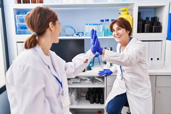 Duas Mulheres Cientista Sorrindo Confiante Alta Cinco Com Mãos Levantadas — Fotografia de Stock