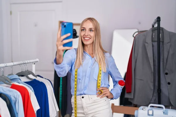 Joven Mujer Rubia Sastre Sonriendo Confiado Hacer Selfie Por Teléfono — Foto de Stock
