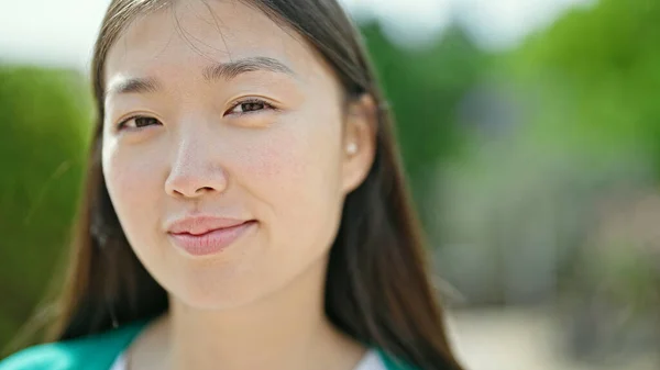 Joven Mujer China Sonriendo Confiada Pie Parque —  Fotos de Stock