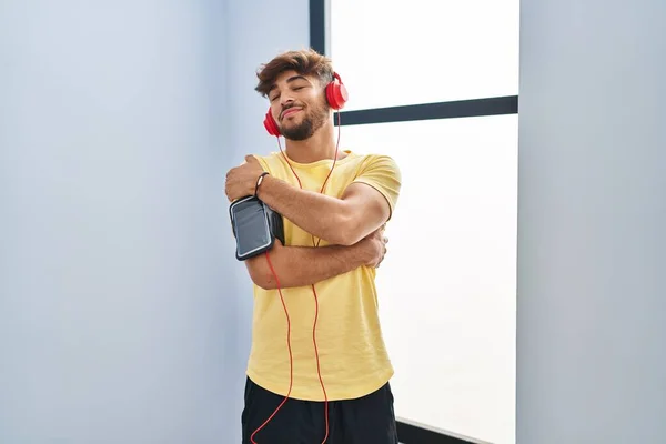 Young Arab Man Listening Music Standing Sport Center — Stockfoto
