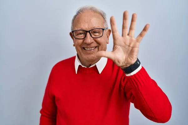 Senior Man Met Grijs Haar Staan Geïsoleerde Achtergrond Tonen Wijzen — Stockfoto