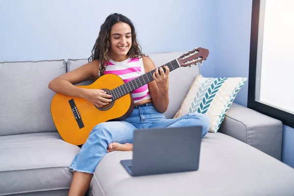Young Beautiful Hispanic Woman Having Online Classical Guitar Class Sitting — Foto de Stock