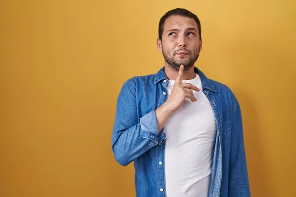 Hispanic Man Står Över Gul Bakgrund Tänkande Koncentrerad Tvivel Med — Stockfoto
