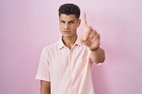 Young Hispanic Man Standing Pink Background Pointing Finger Angry Expression — Stockfoto