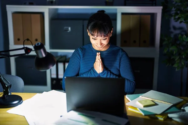 Νεαρή Όμορφη Γυναίκα Που Εργάζεται Στο Γραφείο Νύχτα Προσεύχεται Χέρια — Φωτογραφία Αρχείου