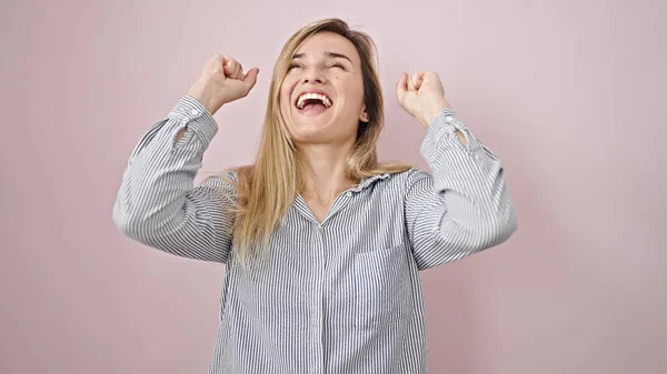 Joven Mujer Rubia Sonriendo Confiada Pie Con Expresión Ganadora Sobre —  Fotos de Stock