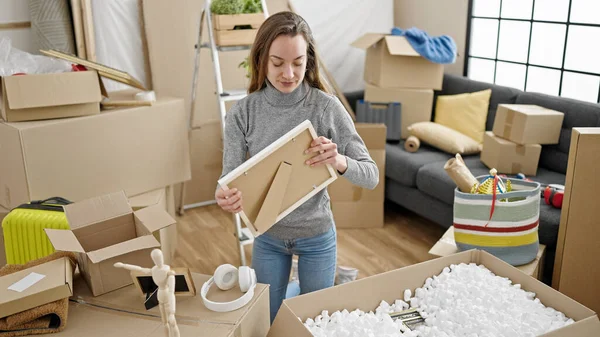 若い白人女性Unpacking段ボール箱で新しい家 — ストック写真