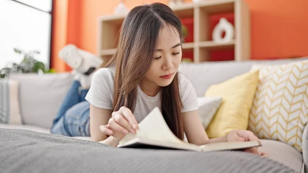 Jeune Femme Chinoise Lecture Livre Couché Sur Canapé Maison — Photo
