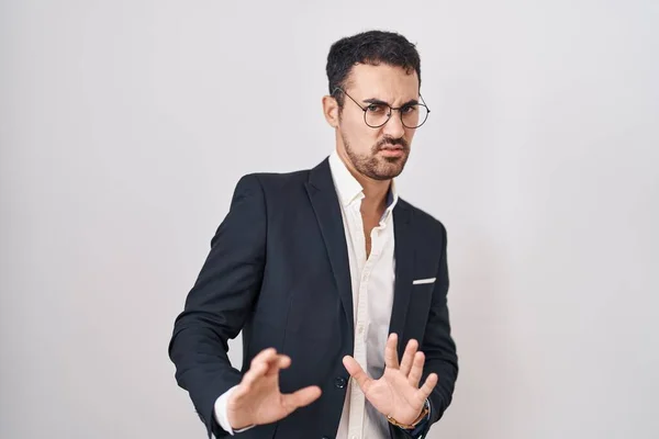 Όμορφος Επιχειρηματίας Ισπανόφωνος Στέκεται Πάνω Από Λευκό Φόντο Αηδιασμένη Έκφραση — Φωτογραφία Αρχείου