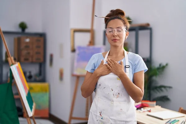 Mulher Morena Pintando Estúdio Arte Sorrindo Com Mãos Peito Com — Fotografia de Stock