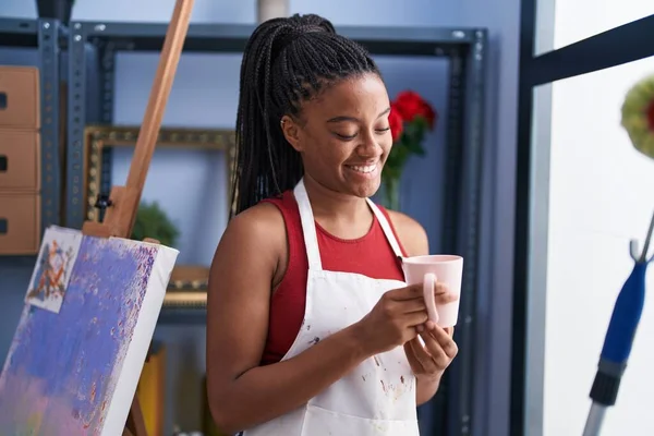African American Woman Artist Smiling Confident Drinking Coffee Art Studio — Stock Photo, Image