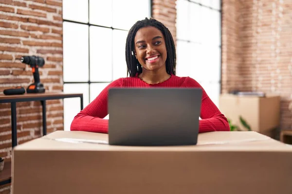 Αφροαμερικανή Γυναίκα Χαμογελά Αυτοπεποίθηση Χρησιμοποιώντας Φορητό Υπολογιστή Στο Νέο Σπίτι — Φωτογραφία Αρχείου