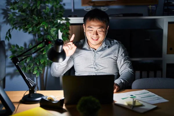 Молодой Китаец Работающий Ноутбуком Ночью Показывает Показывает Пальцем Номер Один — стоковое фото