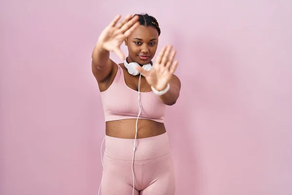 Afro Amerikaanse Vrouw Met Vlechten Dragen Sportkleding Koptelefoon Doen Frame — Stockfoto
