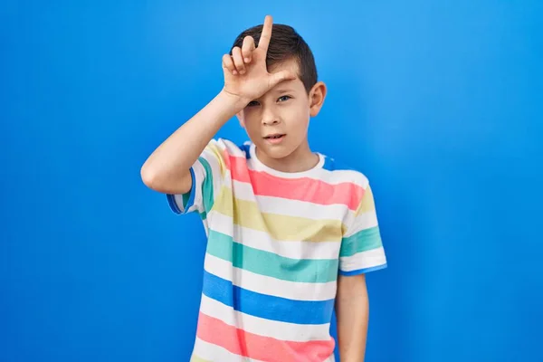Jong Kaukasisch Kind Staan Blauwe Achtergrond Maken Plezier Van Mensen — Stockfoto