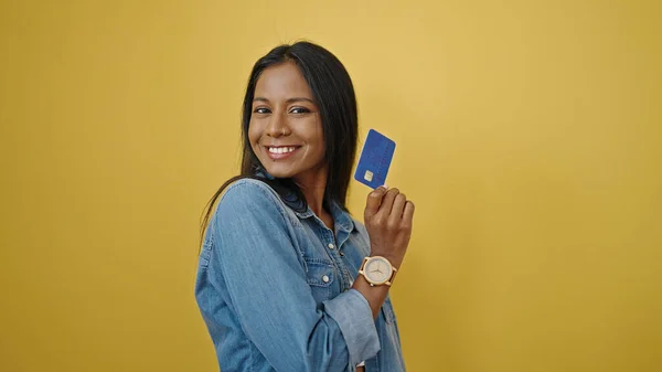 Afroamerikanerin Lächelt Selbstbewusst Und Hält Kreditkarte Über Gelbem Hintergrund — Stockfoto
