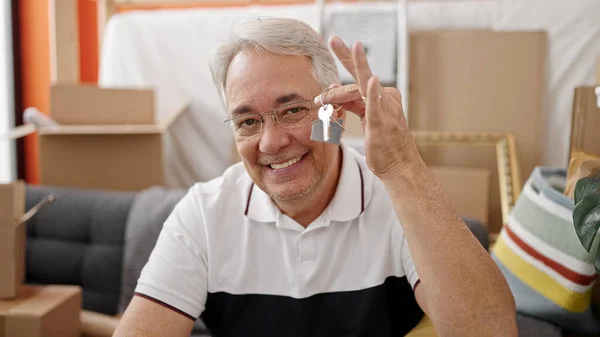 Hombre Mediana Edad Con Pelo Gris Sonriendo Confiado Sosteniendo Nuevas —  Fotos de Stock