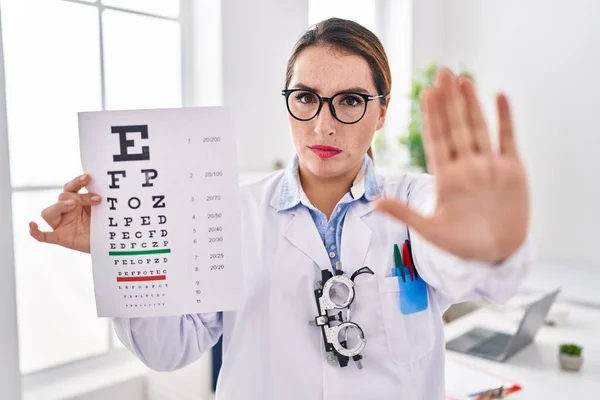 Ung Latinamerikansk Optiker Kvinna Som Håller Läkarundersökning Med Öppen Hand — Stockfoto