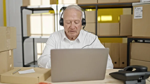 Senior Ősz Hajú Férfi Kereskedelmi Üzletember Akinek Videohívása Van Irodában — Stock Fotó
