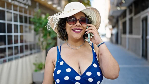 Ung Vacker Latinamerikansk Kvinna Turist Bär Sommar Hatt Och Solglasögon — Stockfoto