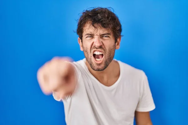 Latin Asıllı Genç Adam Mavi Arka Planda Dikiliyor Kameraya Kızgın — Stok fotoğraf