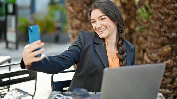 若い美しいパニック女性のビジネスワーカーは コーヒーショップテラスでスマートフォンで自画自画自賛 — ストック写真