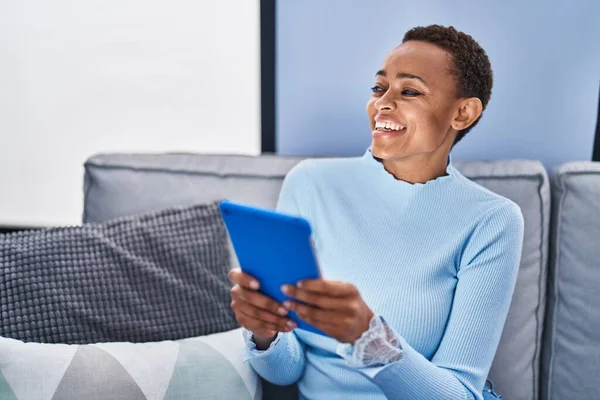 Afroamerikanerin Sitzt Mit Touchpad Hause Auf Sofa — Stockfoto