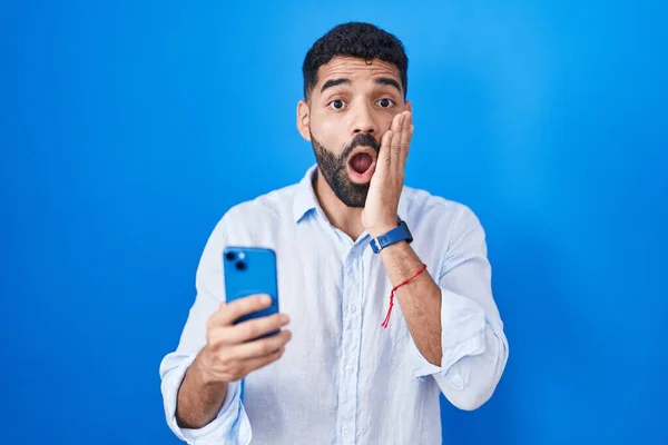 Homem Hispânico Com Barba Usando Mensagem Digitação Smartphone Com Medo — Fotografia de Stock