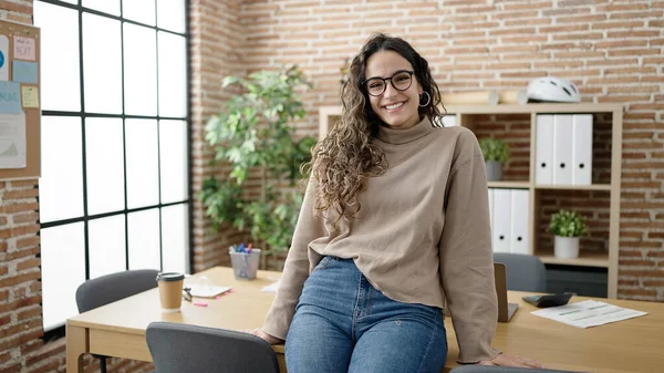 Joven Hermosa Mujer Hispana Trabajadora Negocios Sonriendo Confiada Sentada Mesa —  Fotos de Stock