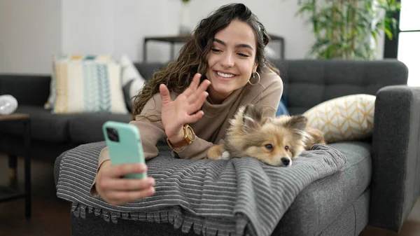 Junge Hispanische Frau Mit Hund Bei Videoanruf Hause Auf Sofa — Stockfoto