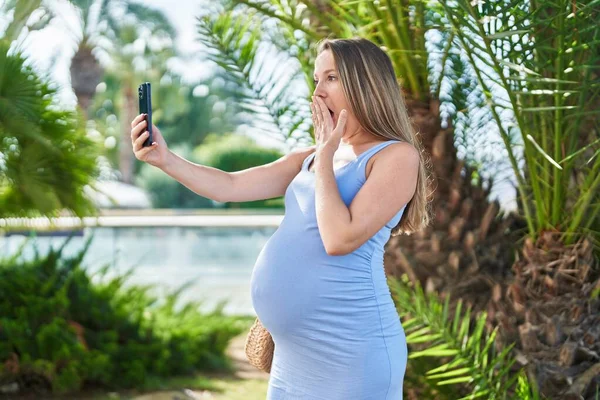 Jonge Zwangere Vrouw Doet Videogesprek Met Smartphone Bedekken Mond Met — Stockfoto