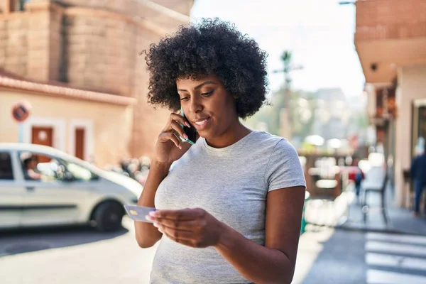 Afrikkalainen Amerikkalainen Nainen Puhuu Älypuhelimella Luottokortilla Kadulla — kuvapankkivalokuva