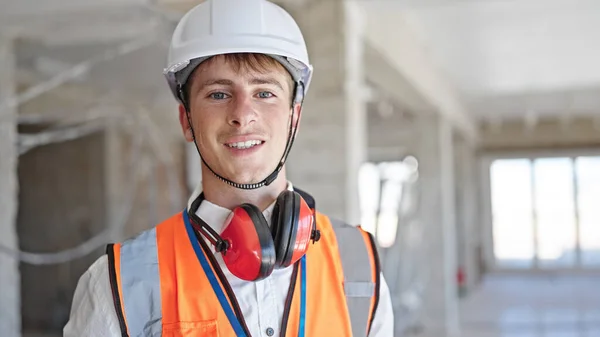 Joven Hombre Caucásico Arquitecto Sonriendo Confiado Pie Sitio Construcción — Foto de Stock