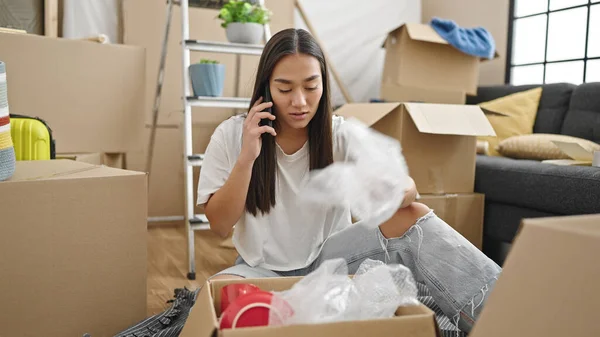 Joven Hermosa Mujer Hispana Desempacando Caja Cartón Argumentando Por Teléfono —  Fotos de Stock