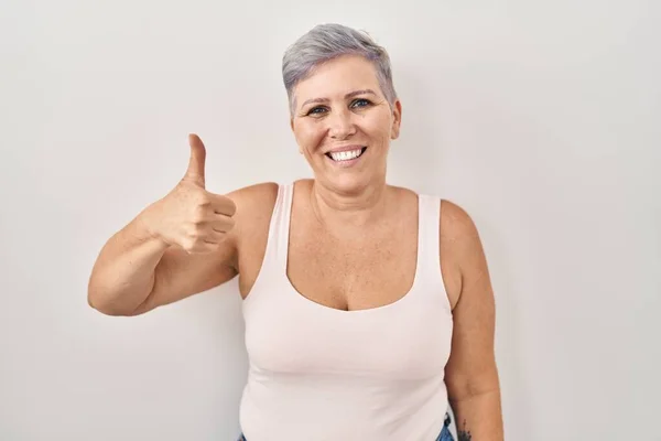 Beyaz Arka Planda Duran Orta Yaşlı Beyaz Bir Kadın Mutlu — Stok fotoğraf