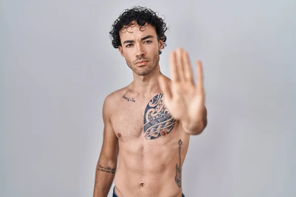 Homem Hispânico Sem Camisa Fazendo Parar Cantar Com Palma Mão — Fotografia de Stock