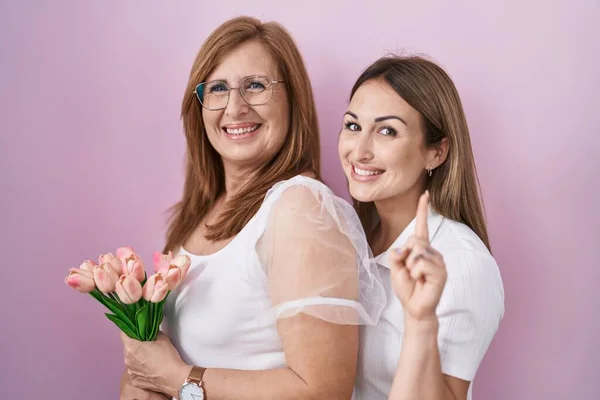 Іспанська Мати Дочка Тримають Букет Рожевих Тюльпанів Посміхаючись Ідеєю Або — стокове фото