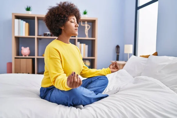 Mujer Afroamericana Haciendo Ejercicio Yoga Sentada Cama Dormitorio — Foto de Stock
